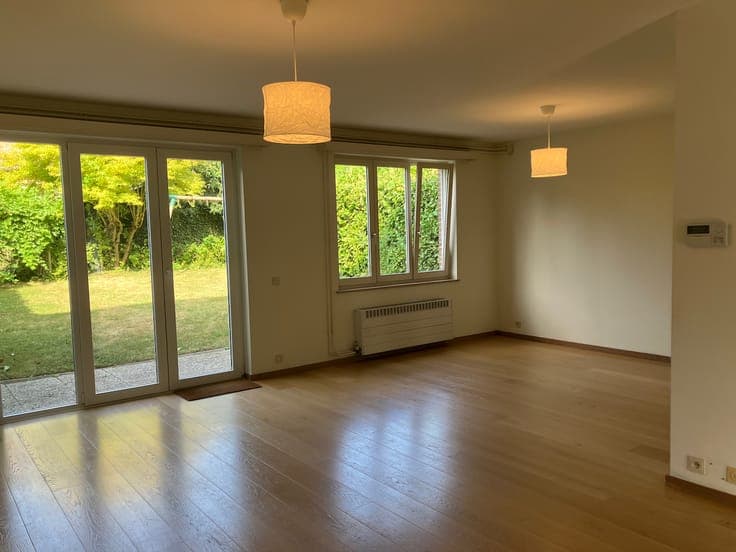 Charming 4bedroom Semi-Detached house with garden and garage