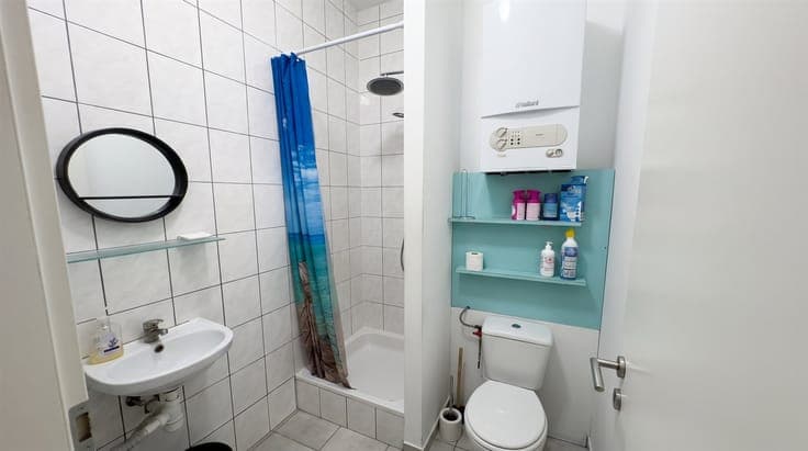Profitable investment property with 3 apartments and a retai