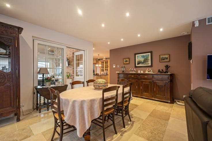 Recent semi-detached house with 3 bedrooms, garage, and gar