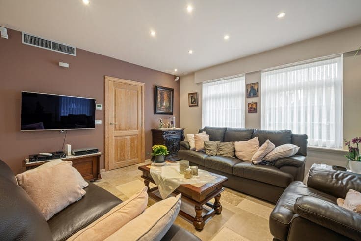 Recent semi-detached house with 3 bedrooms, garage, and gar