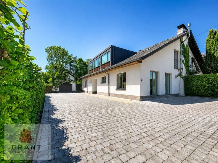 Superb 4 bedroom house with south-facing garden!