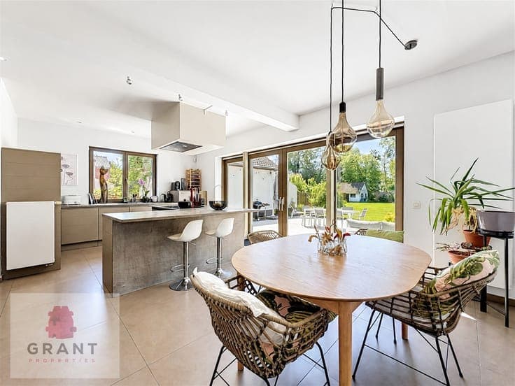 Superb 4 bedroom house with south-facing garden!