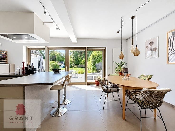 Superb 4 bedroom house with south-facing garden!