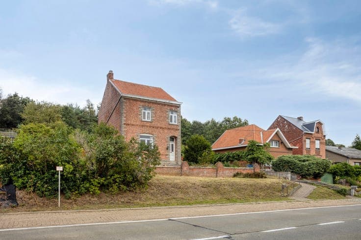 Detached property with renovation and extension potential