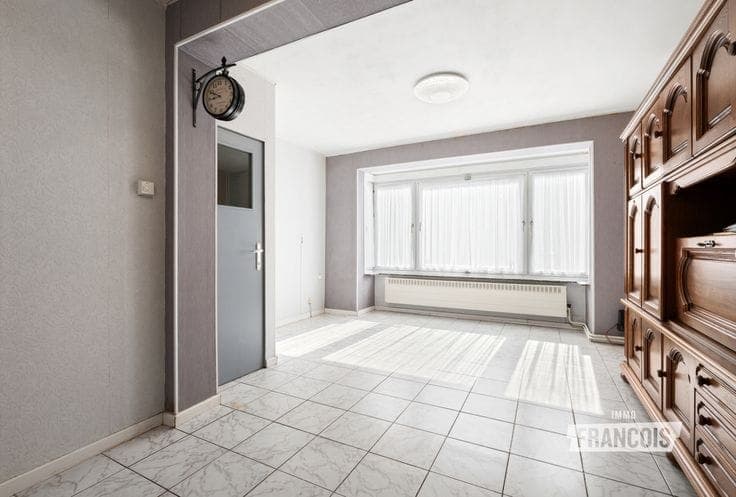 Family home in need of refreshing with integral garage and spacious rooms on the Konterdam in Ostend.