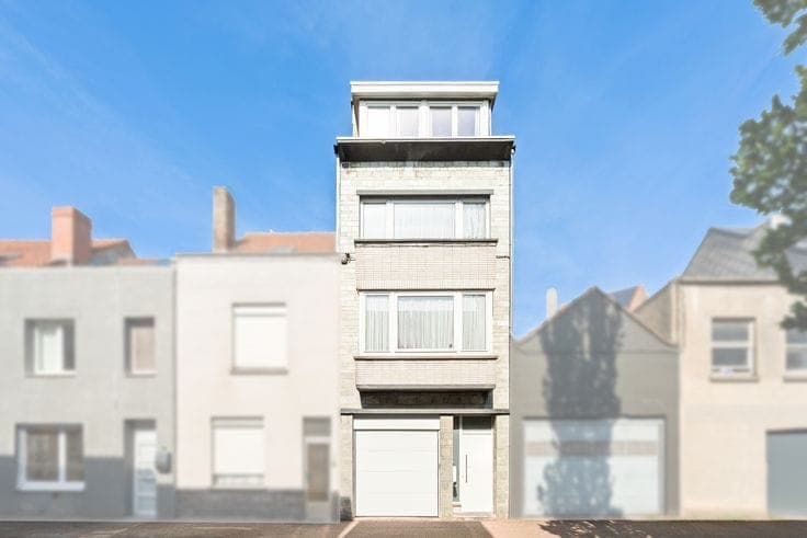 Family home in need of refreshing with integral garage and spacious rooms on the Konterdam in Ostend.