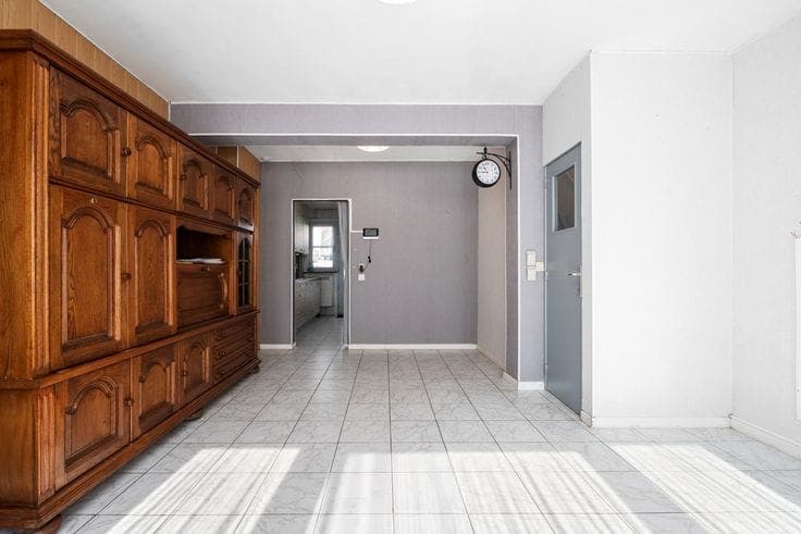 Family home in need of refreshing with integral garage and spacious rooms on the Konterdam in Ostend.
