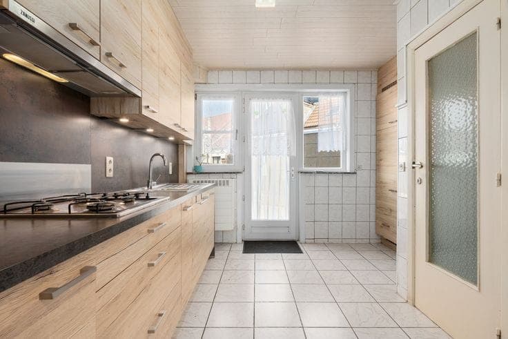 Family home in need of refreshing with integral garage and spacious rooms on the Konterdam in Ostend.