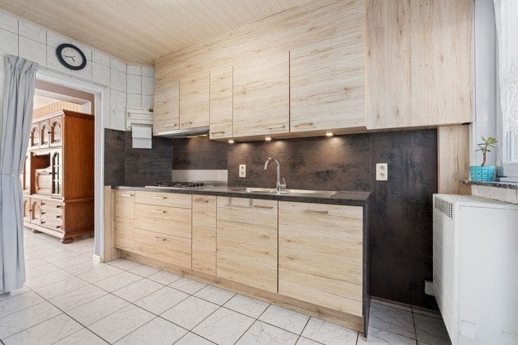 Family home in need of refreshing with integral garage and spacious rooms on the Konterdam in Ostend.