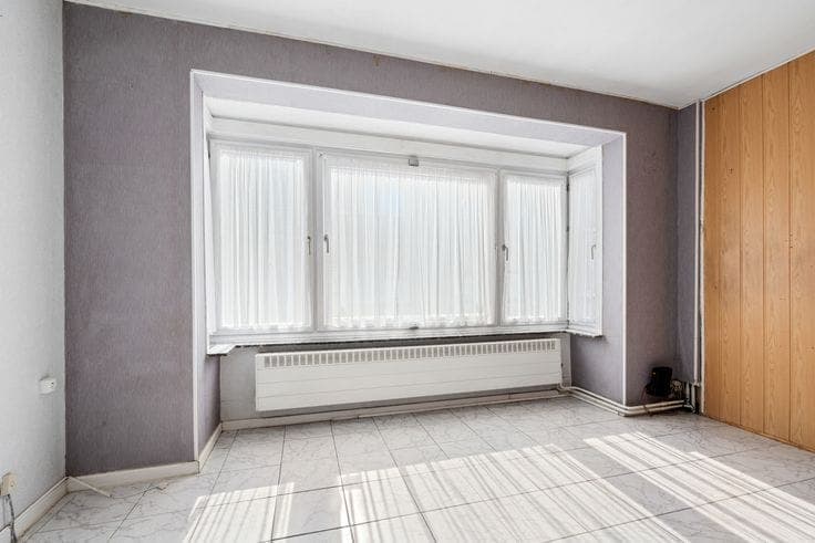 Family home in need of refreshing with integral garage and spacious rooms on the Konterdam in Ostend.