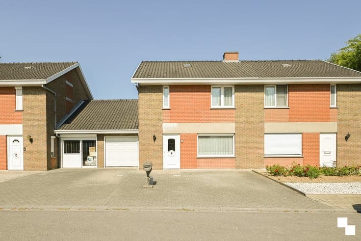 Eengezinswoning met garage gelegen in doodlopende straat ...