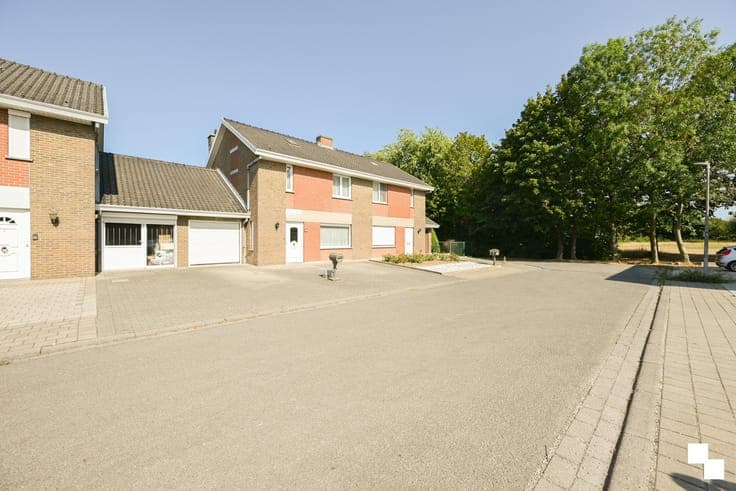 Eengezinswoning met garage gelegen in doodlopende straat ...