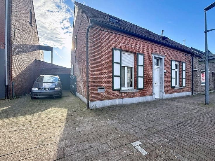 Spacious family home with deep garden in the center of Wuust