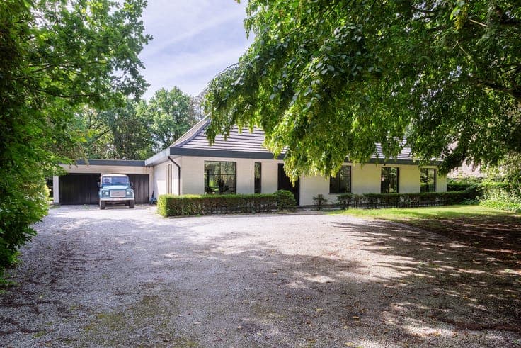 Spacious family home with 4 bedrooms and swimming pool on a