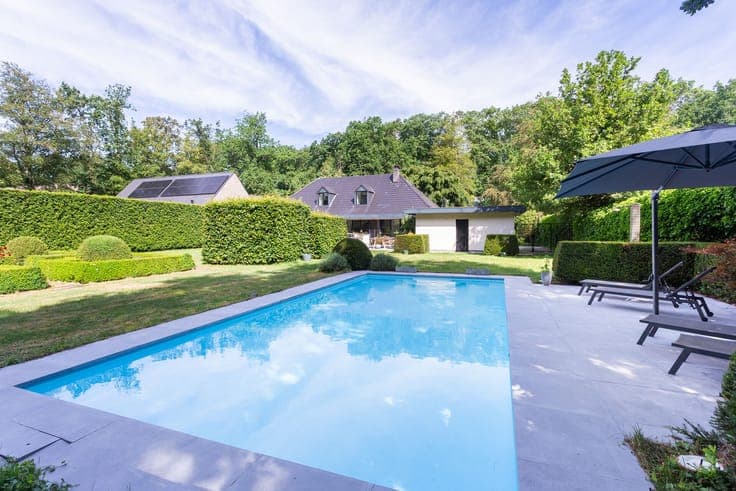 Spacious family home with 4 bedrooms and swimming pool on a