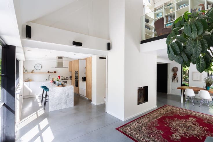 Spacious family home with 4 bedrooms and swimming pool on a