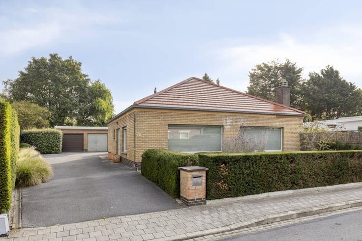 Ready to move in bungalow on 898m² for sale in Wevelgem!