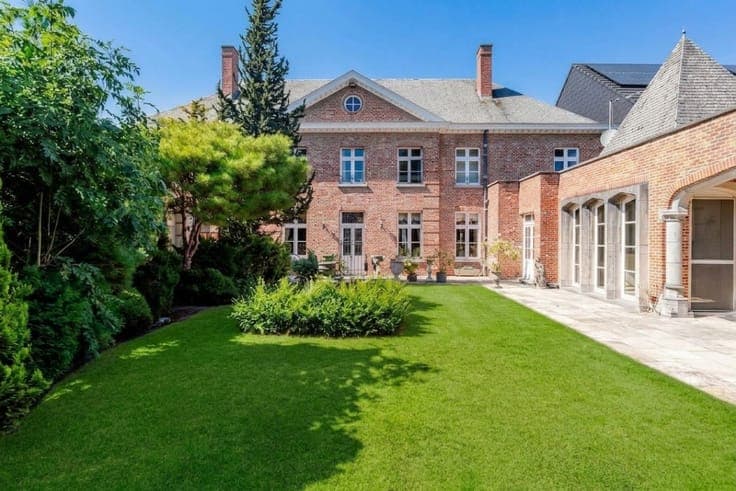 19th-century home with a practice and a courtyard garden