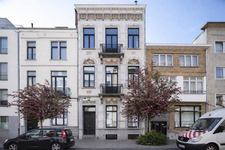Exceptional townhouse with magnificent garden and parking po