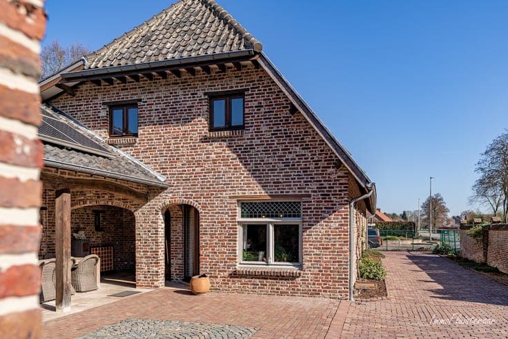 Charming house with meadow on approximately 2.5 hectares in