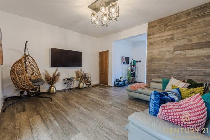 Spacious, renovated house with 4 bedrooms and city garden