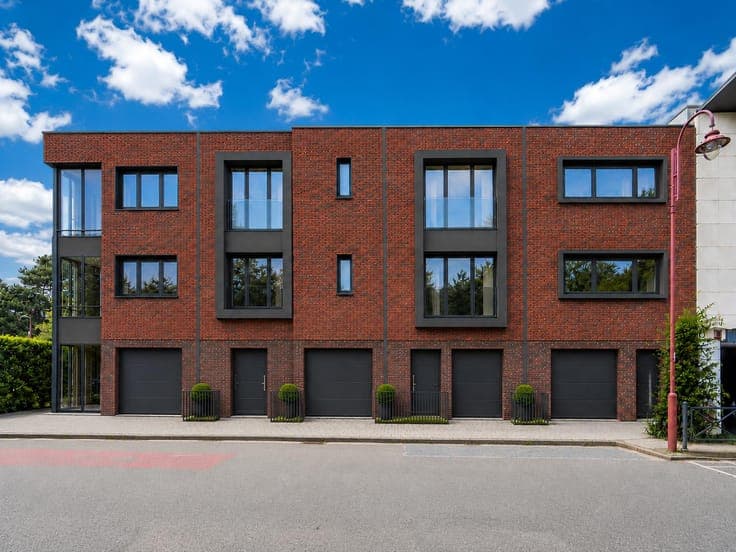 BERCHEM - 4 BEDROOMS - GARDEN & GARAGE