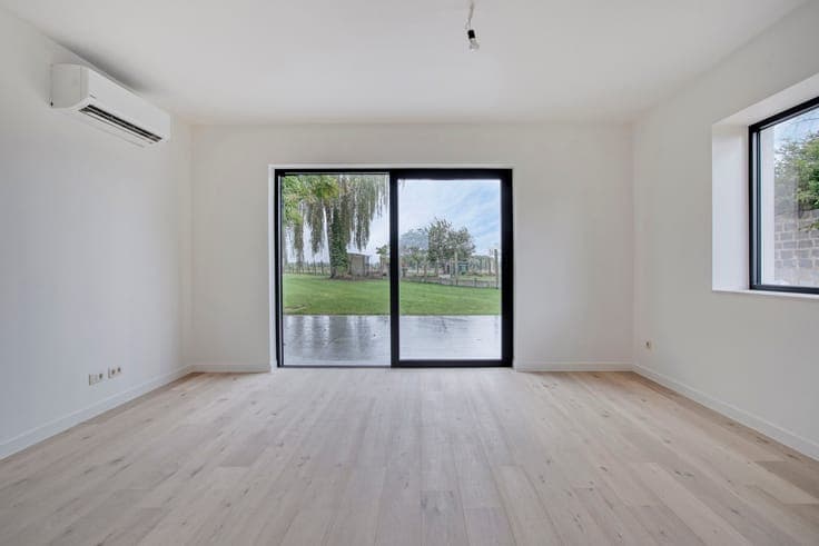 Renovated home with 5 bedrooms and annex