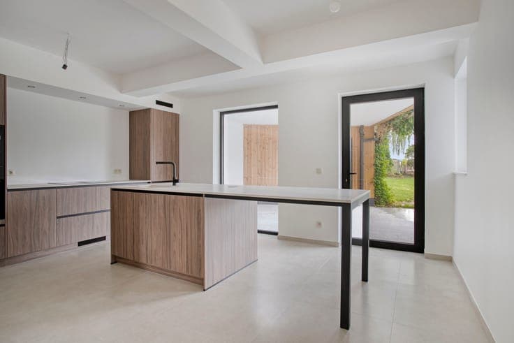 Renovated home with 5 bedrooms and annex