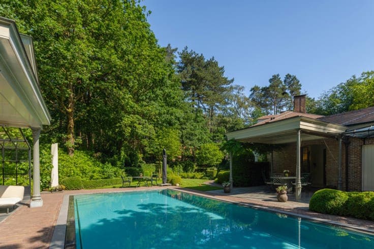 Spacious villa with swimming pool by Sels Villabouw