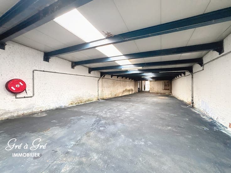 Warehouse 550m² & house with two apartments to renovate.