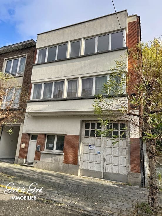 Warehouse 550m² & house with two apartments to renovate.