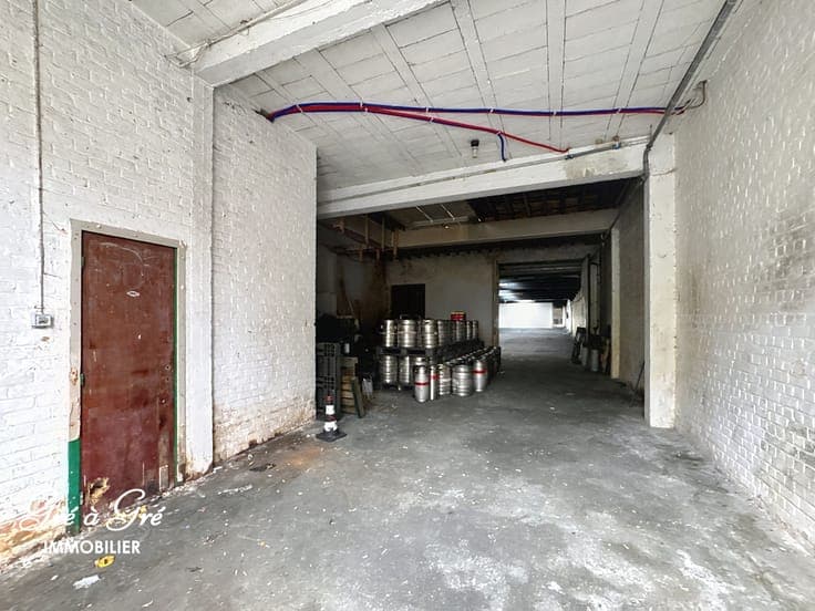 Warehouse 550m² & house with two apartments to renovate.