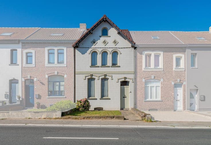 3-bedroom house with potential in Huizingen