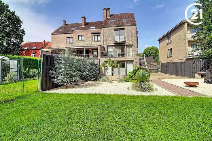 Stunning renovated home – 5 bedrooms & south-facing garden