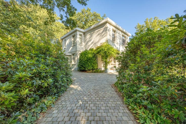 Instapklare en karaktervolle villa op toplocatie, gelegen...