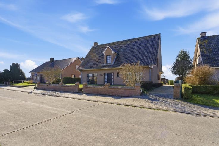 Spacious home with lots of potentiel in Pollinkhove