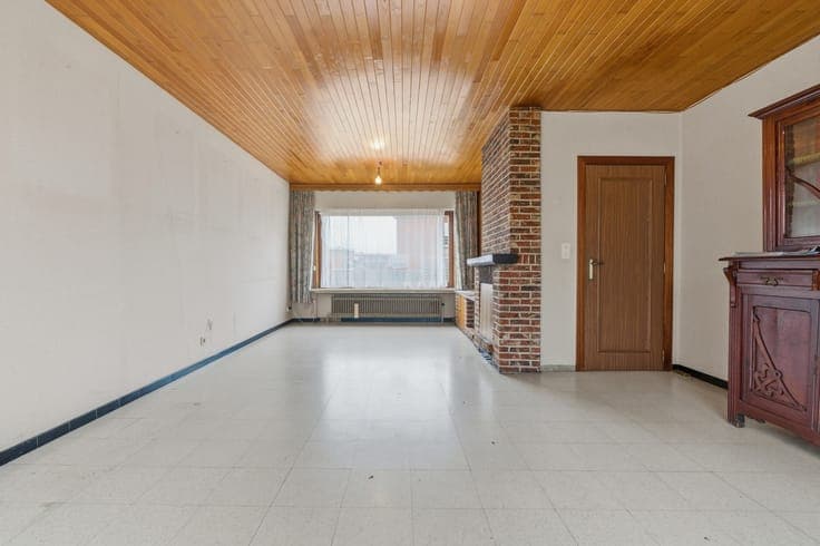 Ruime te renoveren gezinswoning met 4 slaapkamers, garage...
