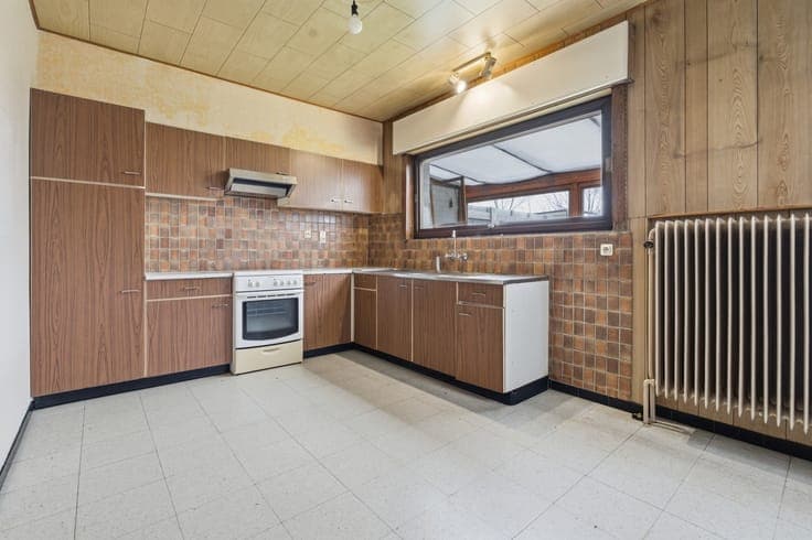 Ruime te renoveren gezinswoning met 4 slaapkamers, garage...