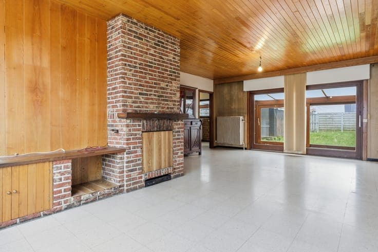 Ruime te renoveren gezinswoning met 4 slaapkamers, garage...