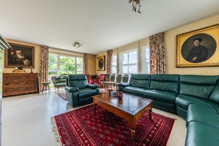 Spacious, bright family villa with swimming pool