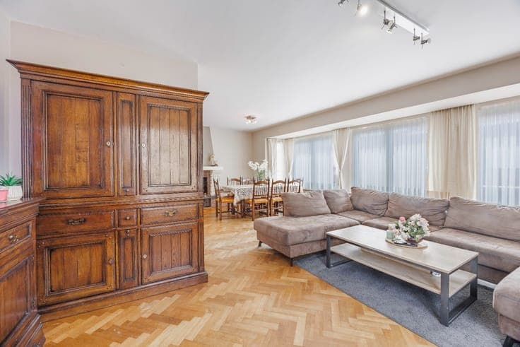 Ready-to-move-in, light-filled split-level house with spaci