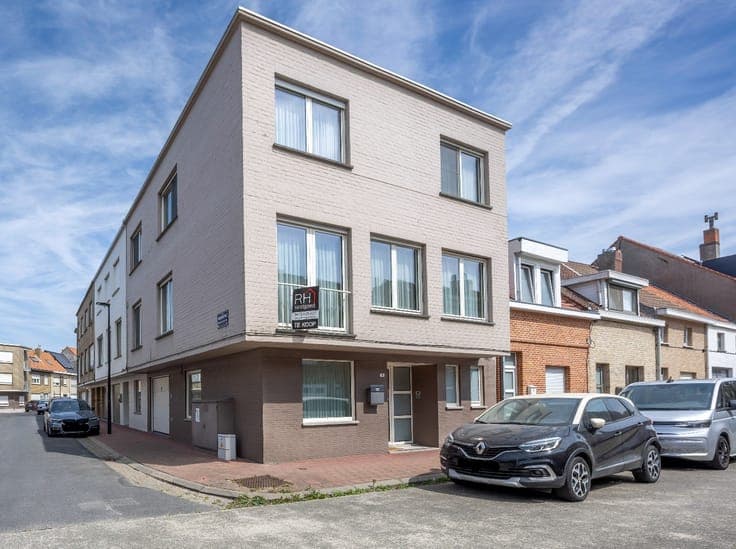 Ready-to-move-in, light-filled split-level house with spaci