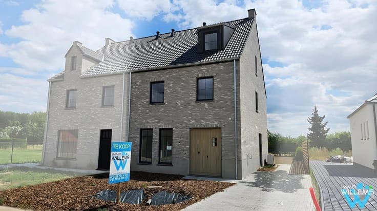 Luxury new build 5 bedrooms & open field views