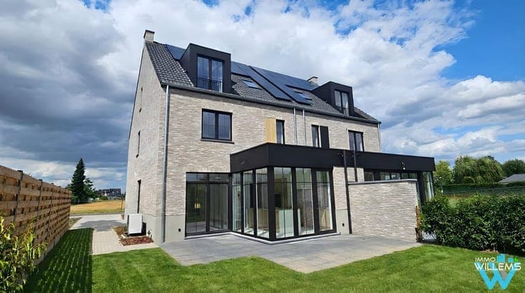 Luxury new build 5 bedrooms & open field views