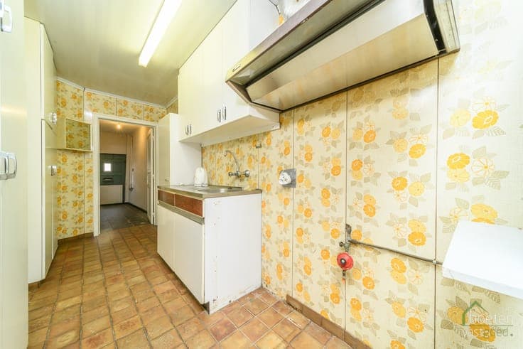 Beauvoorde: Te renoveren rijwoning met 3 slaapkamers en t...