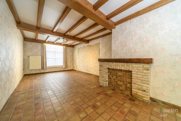 Beauvoorde: Te renoveren rijwoning met 3 slaapkamers en t...