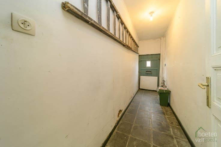 Beauvoorde: Te renoveren rijwoning met 3 slaapkamers en t...