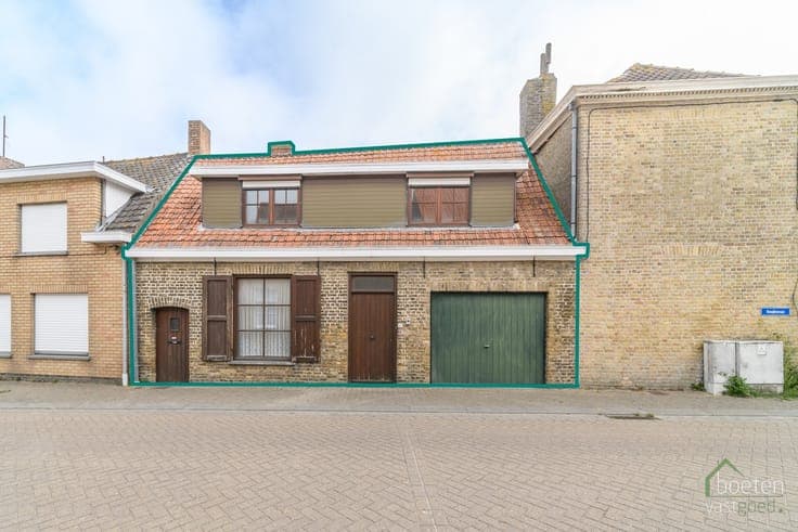 Beauvoorde: Te renoveren rijwoning met 3 slaapkamers en t...
