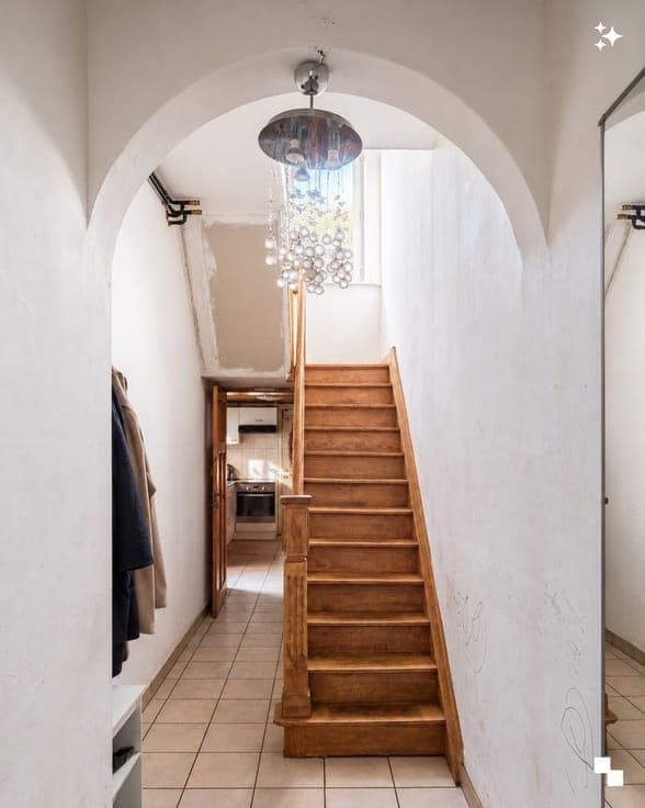 Te renoveren woning in een van de meest begeerde straten ...
