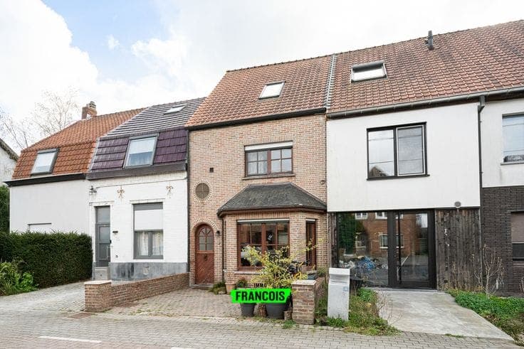 Home to renovate with numerous possibilities in Lievegem